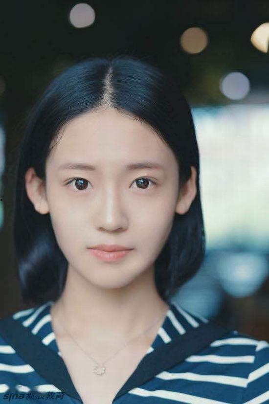 清纯校花吃瓜,校园风云再起波澜