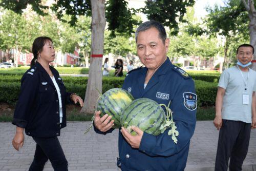 阿姨吃瓜现场,笑料百出！